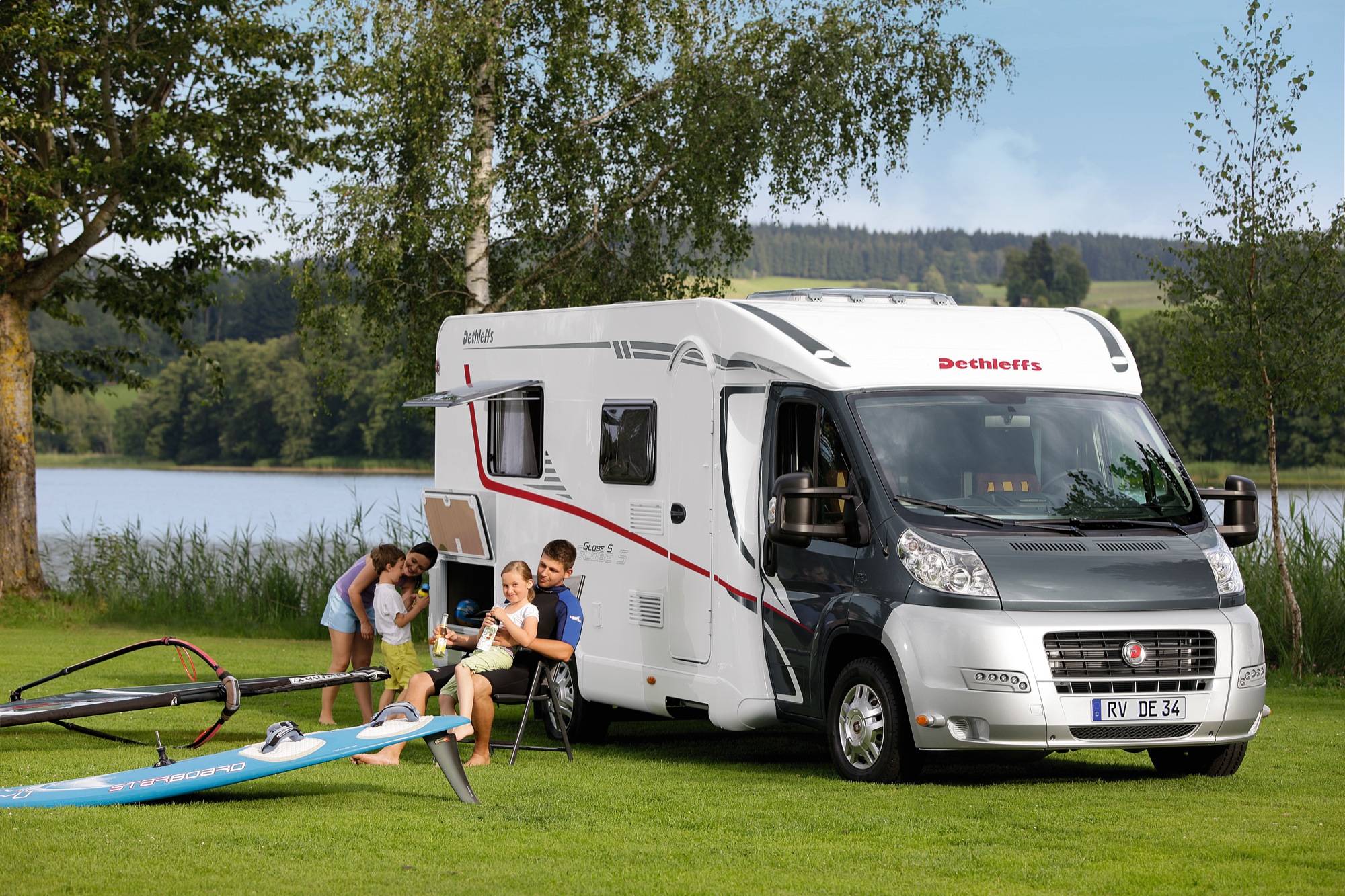 Camping car. Автодом Dethleffs Globetrotter. Автокемпинг караванинг. Прицеп автодом Dethleffs. Автомобиль для кемпинга.